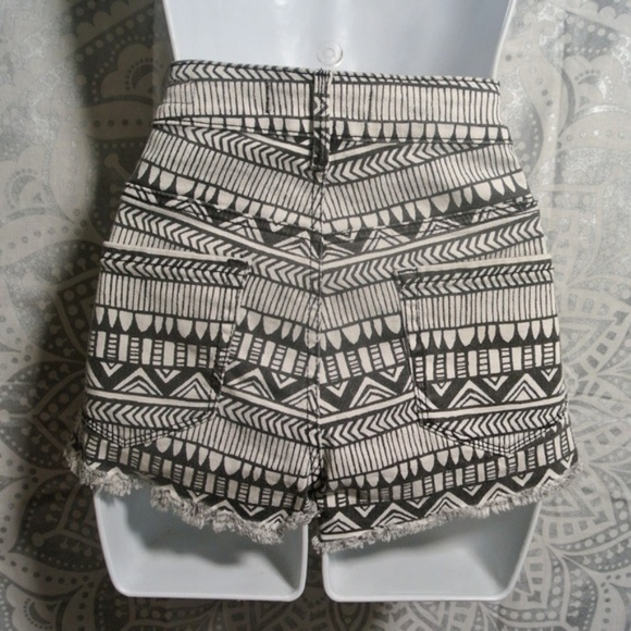 Bullhead Tribal Cutoff Jean Shorts 5 - Picture 3 of 4